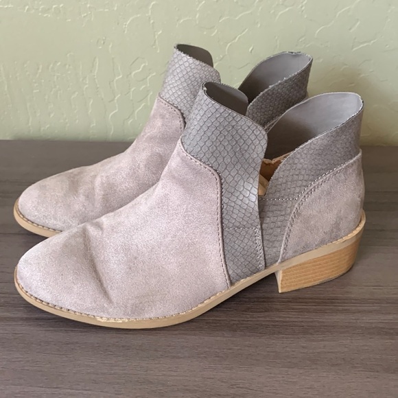 American Eagle Gray‎ Suede with Faux Snakeskin Trim Ankle Booties Size 7 - Picture 4 of 11